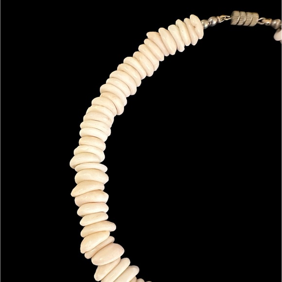 VINTAGE 1970’s HAWAIIAN LARGE PUKA SHELL NECKLACE WITH BARREL CLASP - Picture 6 of 13
